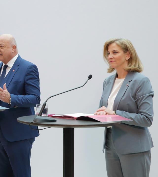 Die österreichischen Parteivorsitzenden Christian Stocker von der Volkspartei (ÖVP), Mitte, Andreas Babler von den Sozialdemokraten (SPOe), links, und Beate Meinl-Reisinger von den NEOS, rechts, sprechen auf einer Pressekonferenz, nachdem sie sich auf die Bildung einer Koalitionsregierung in Wien geeinigt haben
