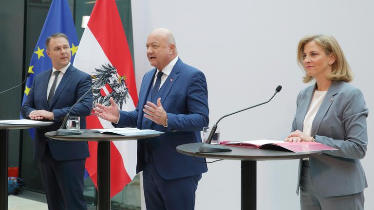 Die österreichischen Parteivorsitzenden Christian Stocker von der Volkspartei (ÖVP), Mitte, Andreas Babler von den Sozialdemokraten (SPOe), links, und Beate Meinl-Reisinger von den NEOS, rechts, sprechen auf einer Pressekonferenz, nachdem sie sich auf die Bildung einer Koalitionsregierung in Wien geeinigt haben