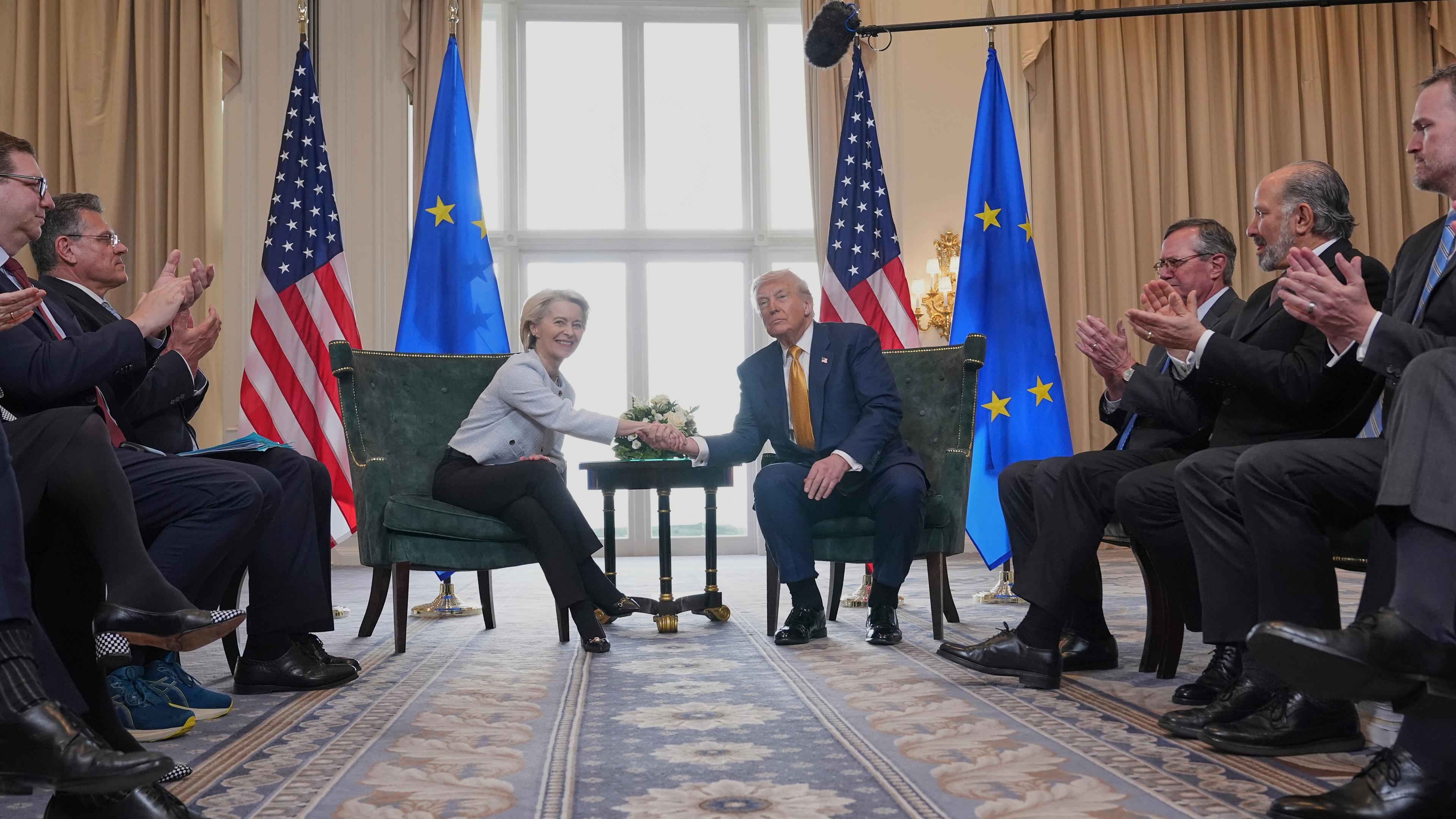 Präsident Donald Trump und die Präsidentin der Europäischen Kommission Ursula von der Leyen geben sich die Hand, nachdem sie am Sonntag auf dem Trump Turnberry Golfplatz in Turnberry, Schottland, ein Handelsabkommen geschlossen haben.