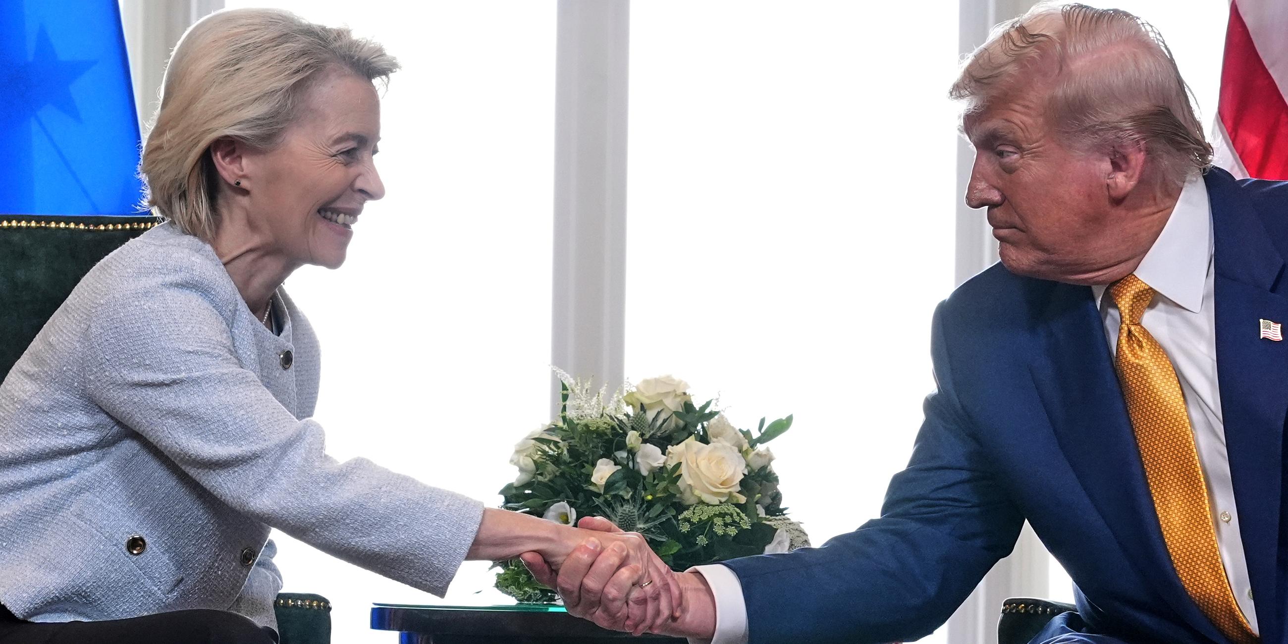 Präsident Donald Trump und die Präsidentin der Europäischen Kommission Ursula von der Leyen geben sich nach Abschluss eines Handelsabkommens auf dem Trump Turnberry Golfplatz in Turnberry, Schottland, am Sonntag, dem 27. Juli 2025, die Hand.