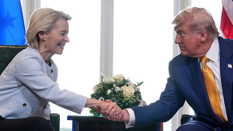 Präsident Donald Trump und die Präsidentin der Europäischen Kommission Ursula von der Leyen geben sich nach Abschluss eines Handelsabkommens auf dem Trump Turnberry Golfplatz in Turnberry, Schottland, am Sonntag, dem 27. Juli 2025, die Hand.