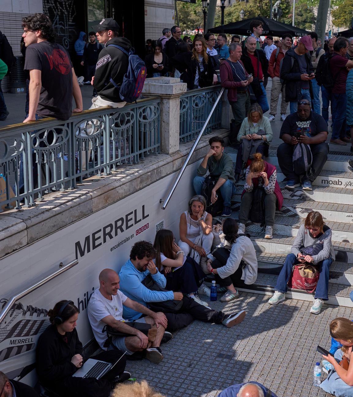 Passanten warten an Metrostation wegen eines bundesweiten Stromausfalles in Spanien