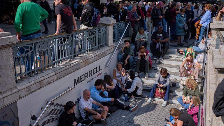 Passanten warten an Metrostation wegen eines bundesweiten Stromausfalles in Spanien
