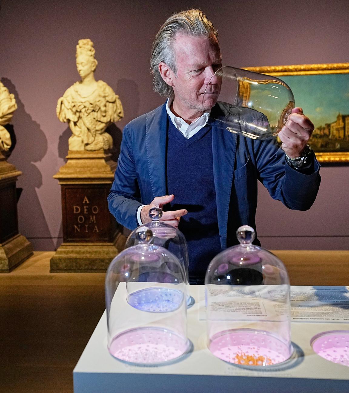 Kurator Robert Mueller-Gruenow riecht an Proben während der Ausstellung „Die geheime Macht der Düfte“, die die Geschichte des Duftes von der Antike bis zur Gegenwart als Sinneserlebnis im Kunstpalast in Düsseldorf zeigt.