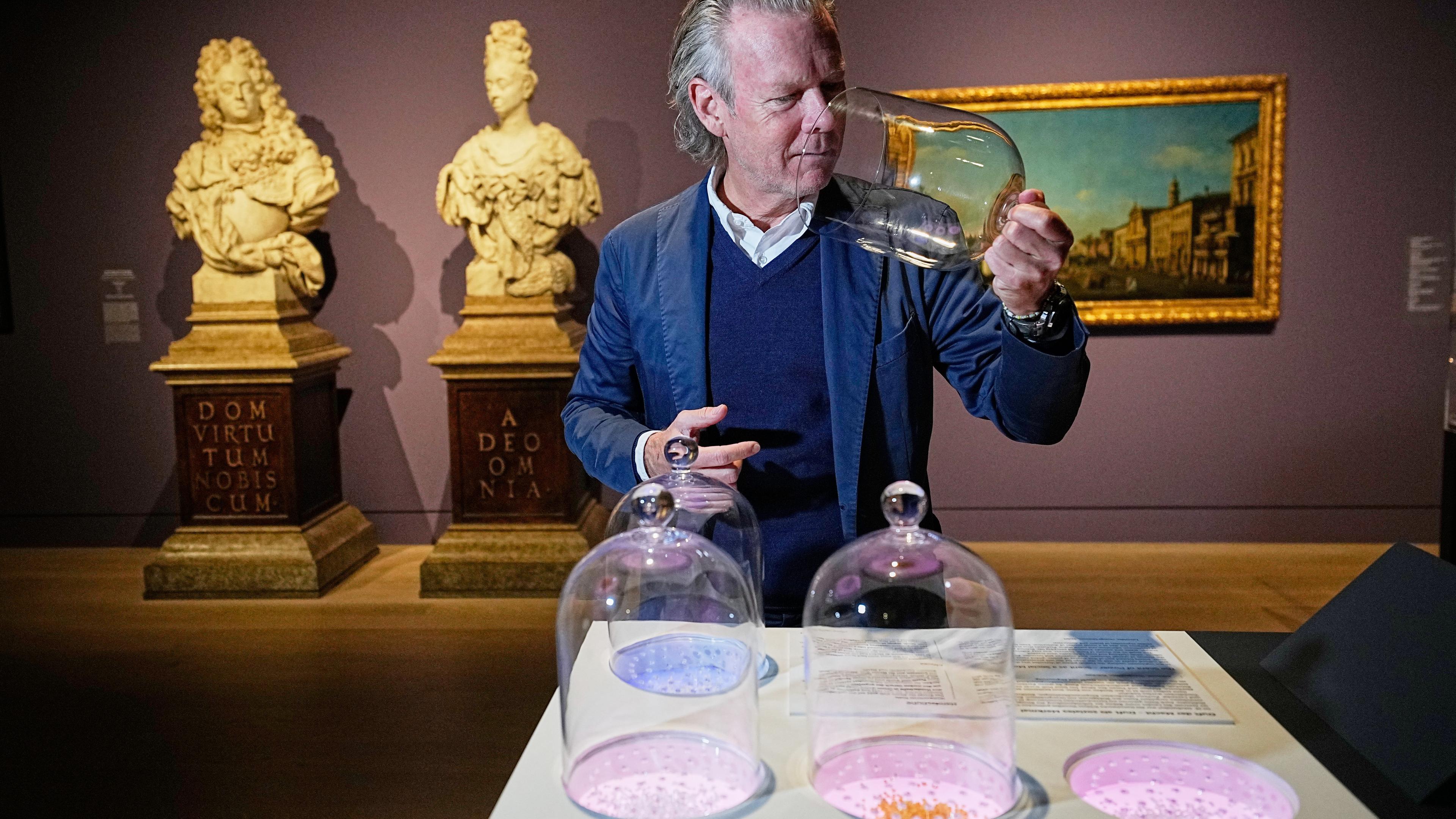 Kurator Robert Mueller-Gruenow riecht an Proben während der Ausstellung „Die geheime Macht der Düfte“, die die Geschichte des Duftes von der Antike bis zur Gegenwart als Sinneserlebnis im Kunstpalast in Düsseldorf zeigt.
