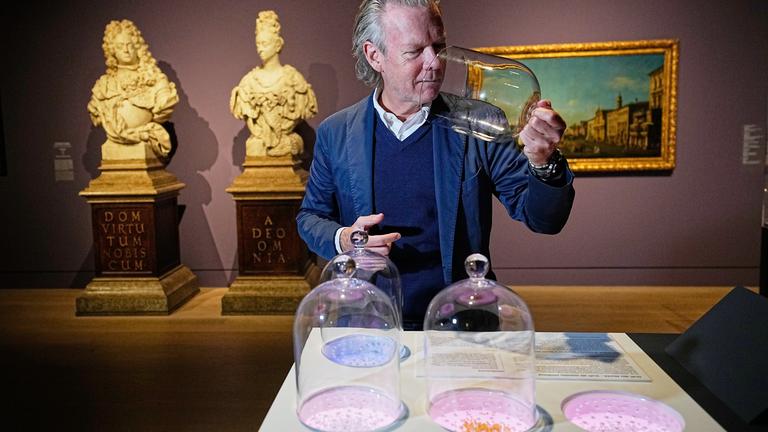 Kurator Robert Mueller-Gruenow riecht an Proben während der Ausstellung „Die geheime Macht der Düfte“, die die Geschichte des Duftes von der Antike bis zur Gegenwart als Sinneserlebnis im Kunstpalast in Düsseldorf zeigt.