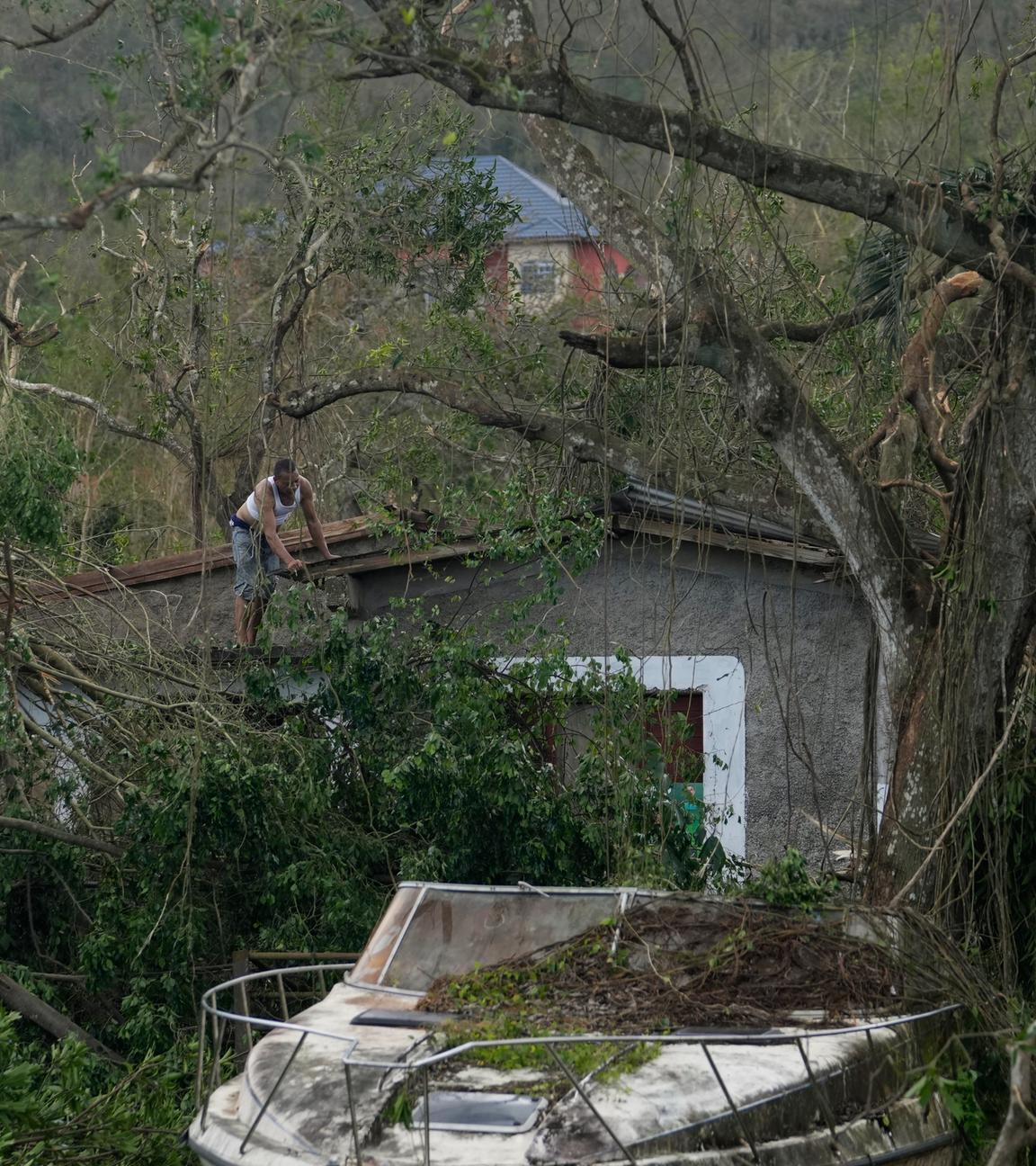 Ein Mann überprüft das Dach seines Hauses, nachdem der Hurrikan Melissa am Mittwoch, dem 29. Oktober 2025, Santa Cruz auf Jamaika heimgesucht hat