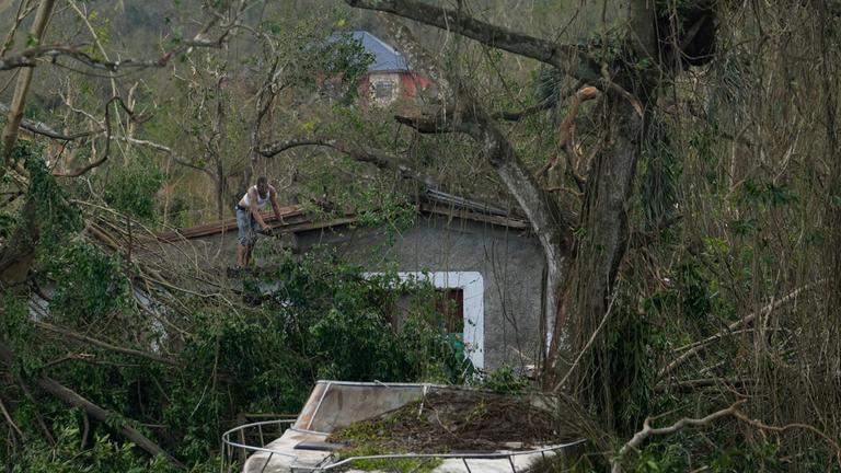 Ein Mann überprüft das Dach seines Hauses, nachdem der Hurrikan Melissa am Mittwoch, dem 29. Oktober 2025, Santa Cruz auf Jamaika heimgesucht hat