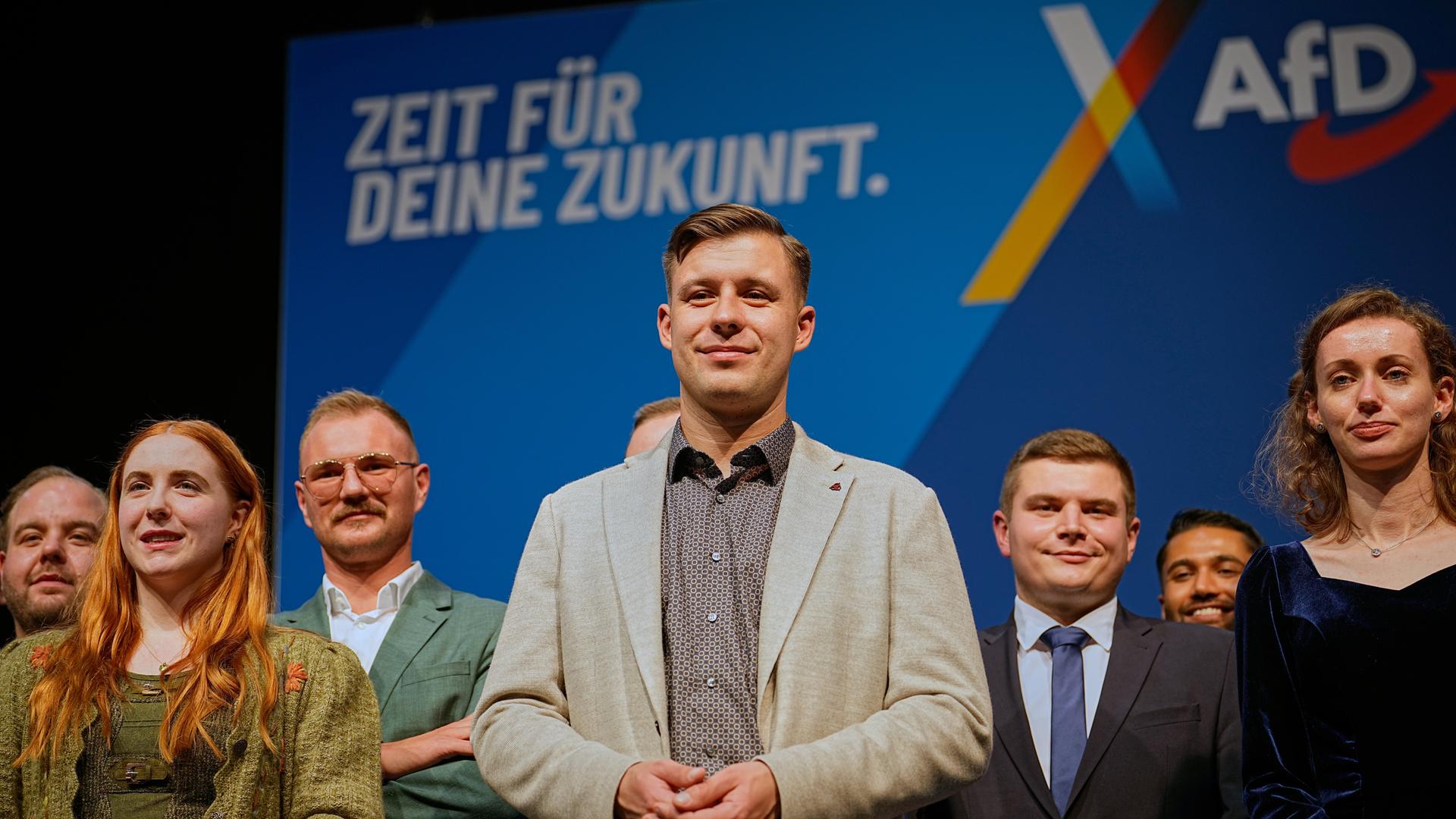 Der gewählte Vorsitzende Jean-Pascal Hohm (Mitte) steht zusammen mit anderen Vorstandsmitgliedern der AfD-Jugendpartei „Generation Deutschland“ auf dem Podium nach der Neugründung der AfD-Jugendorganisation in Gießen, Deutschland, am Samstag, 29. November 2025.