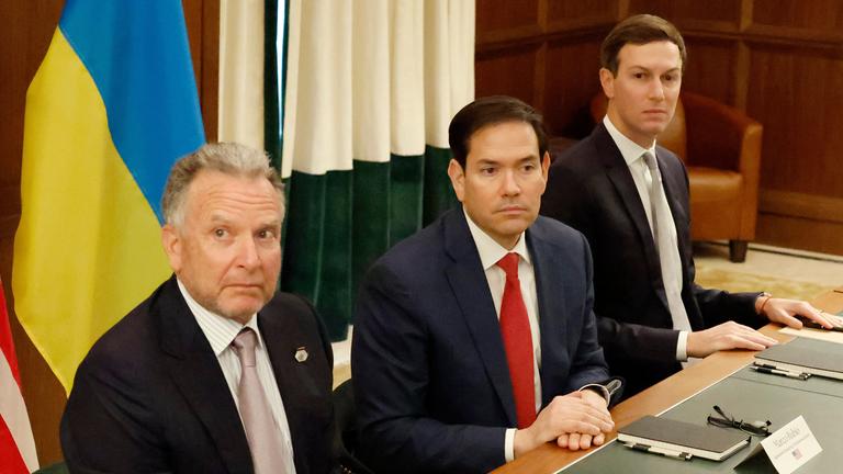 Sonderbeauftragter Steve Witkoff (links), Außenminister Marco Rubio (Mitte) und Jared Kushner nehmen am Sonntag an einem Treffen mit ukrainischen Regierungsvertretern teil.