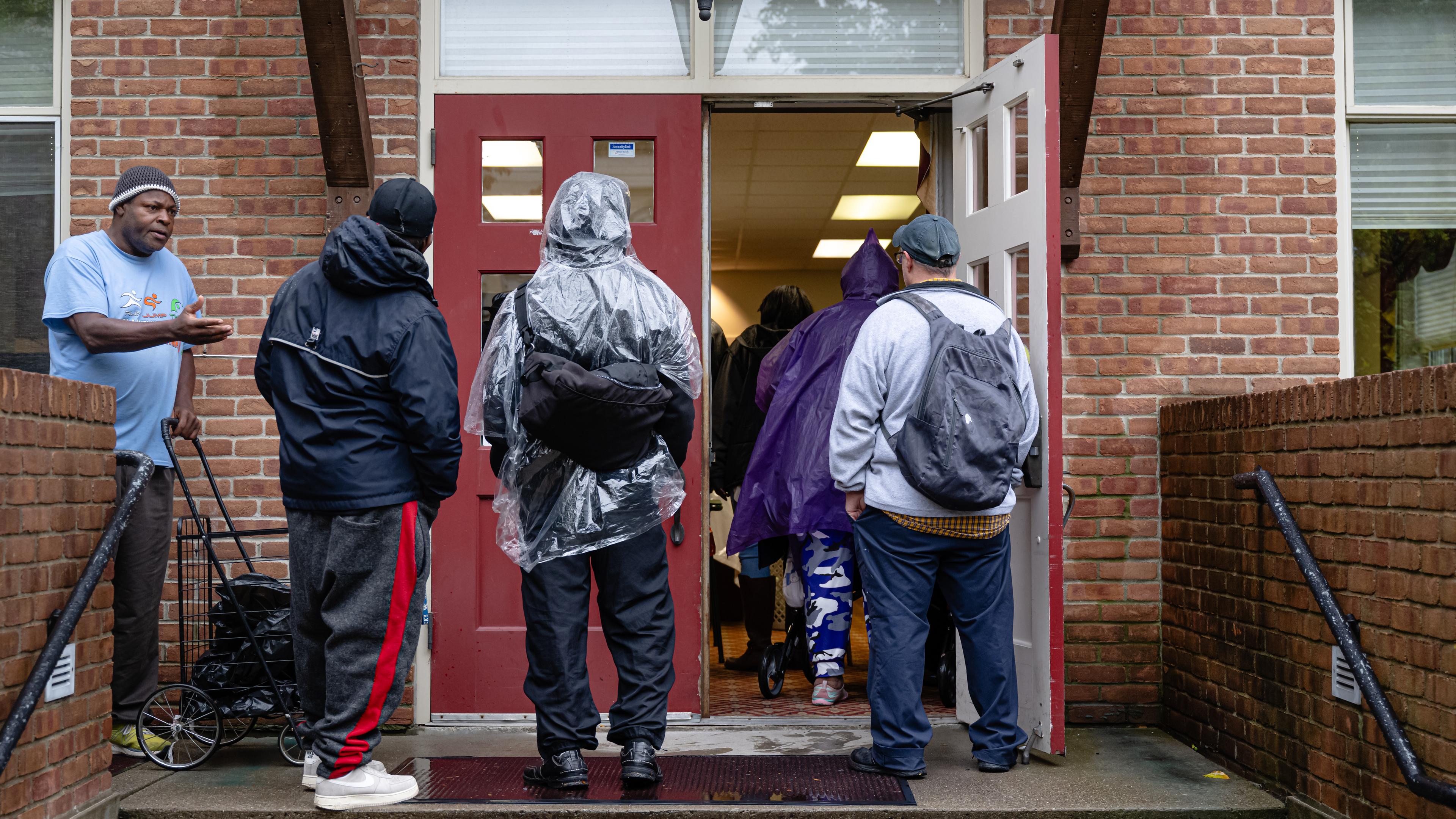 Gemeindemitglieder warten am Donnerstag, 30. Oktober 2025, in Louisville, Kentucky, in einer Schlange, um die Lebensmittelausgabe der Calvary Episcopal Church zu betreten.