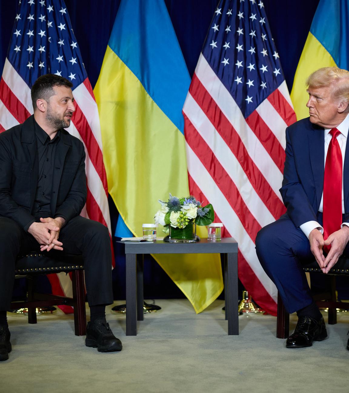 Praesident Wolodymyr Selenskyj neben US Praesident Donald Trump