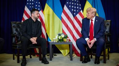 Praesident Wolodymyr Selenskyj neben US Praesident Donald Trump