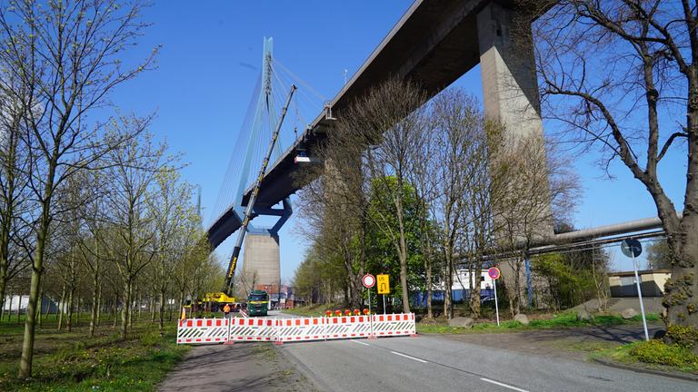 Neue Wartungsbrücke für die alte Köhlbrandbrücke wird mit 2 Kränen unterhalb der Köhlbrandbrücke eingehängt