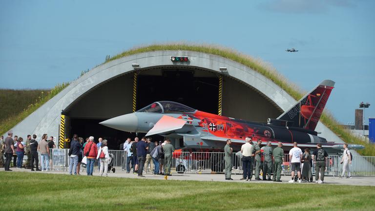 Tag der Bundeswehr 2025 beim Taktischen Luftwaffengeschwader 51 Immelmann auf dem Fliegerhorst Schleswig-Jagel - ein Eurofighter vom Taktischen Luftwaffengeschwader 71 Richthofen