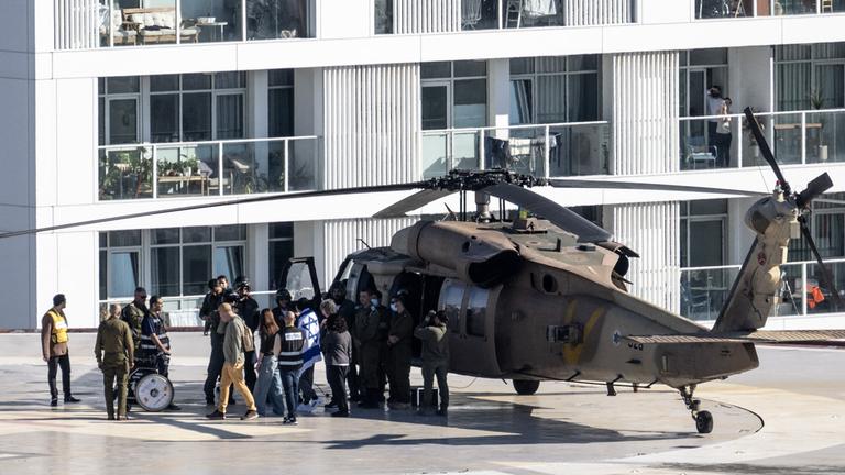 Von der Hamas freigelassene israelische Geiseln treffen in Israel ein