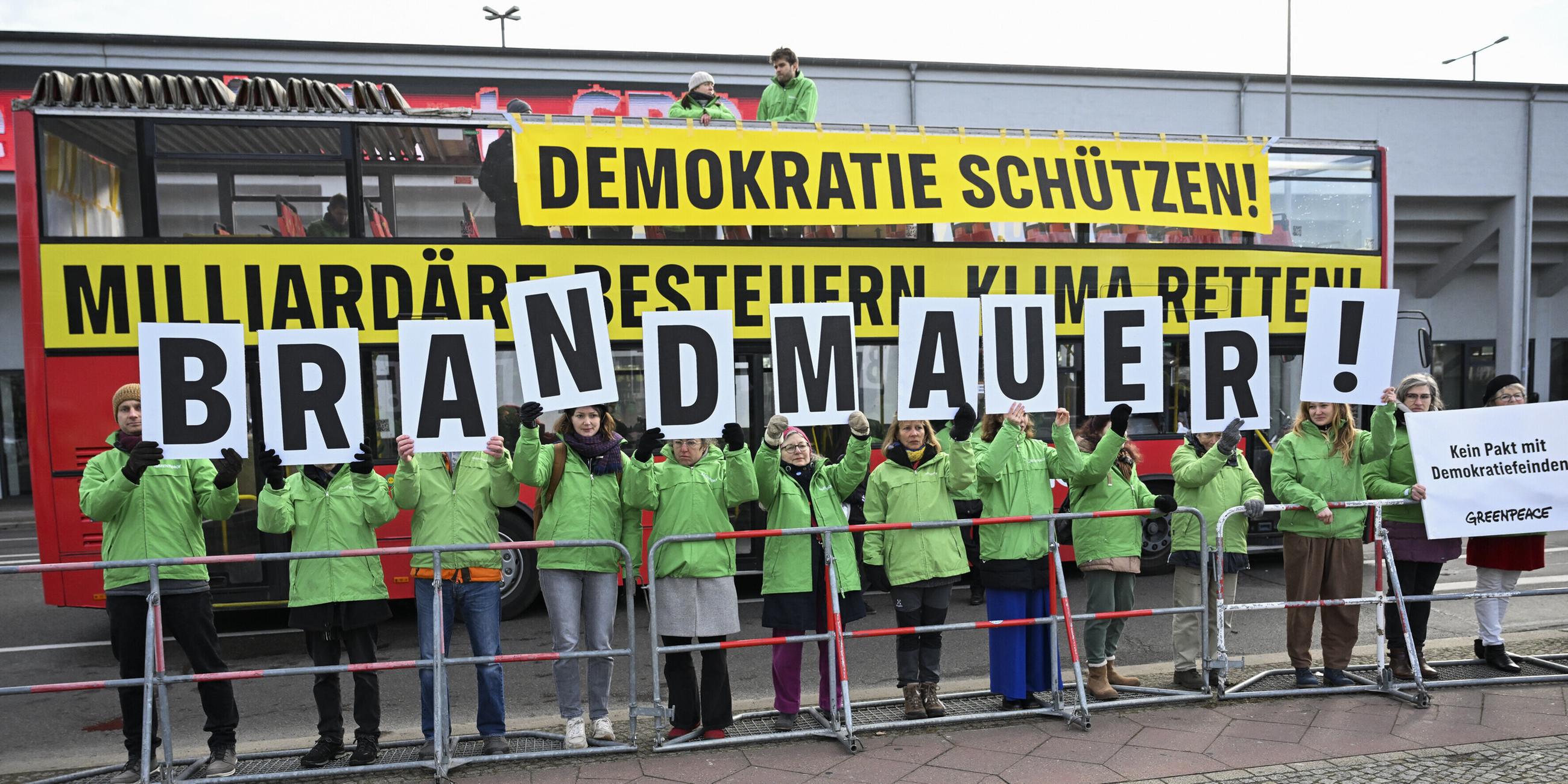 Demonstranten vor dem CDU Parteitag in Berlin