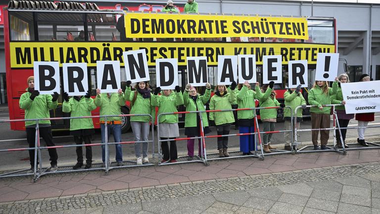 Demonstranten vor dem CDU Parteitag in Berlin