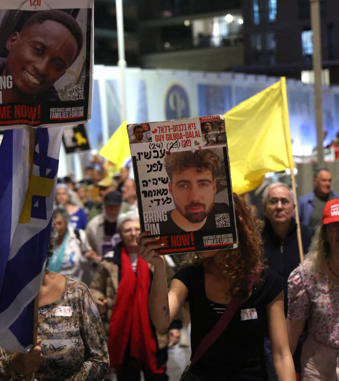 Hunderte Menschen versammeln sich am 4. Oktober 2025 in Jerusalem, um ein Ende der Angriffe auf Gaza und die Rückkehr der israelischen Geiseln zu fordern, und halten dabei Transparente hoch.