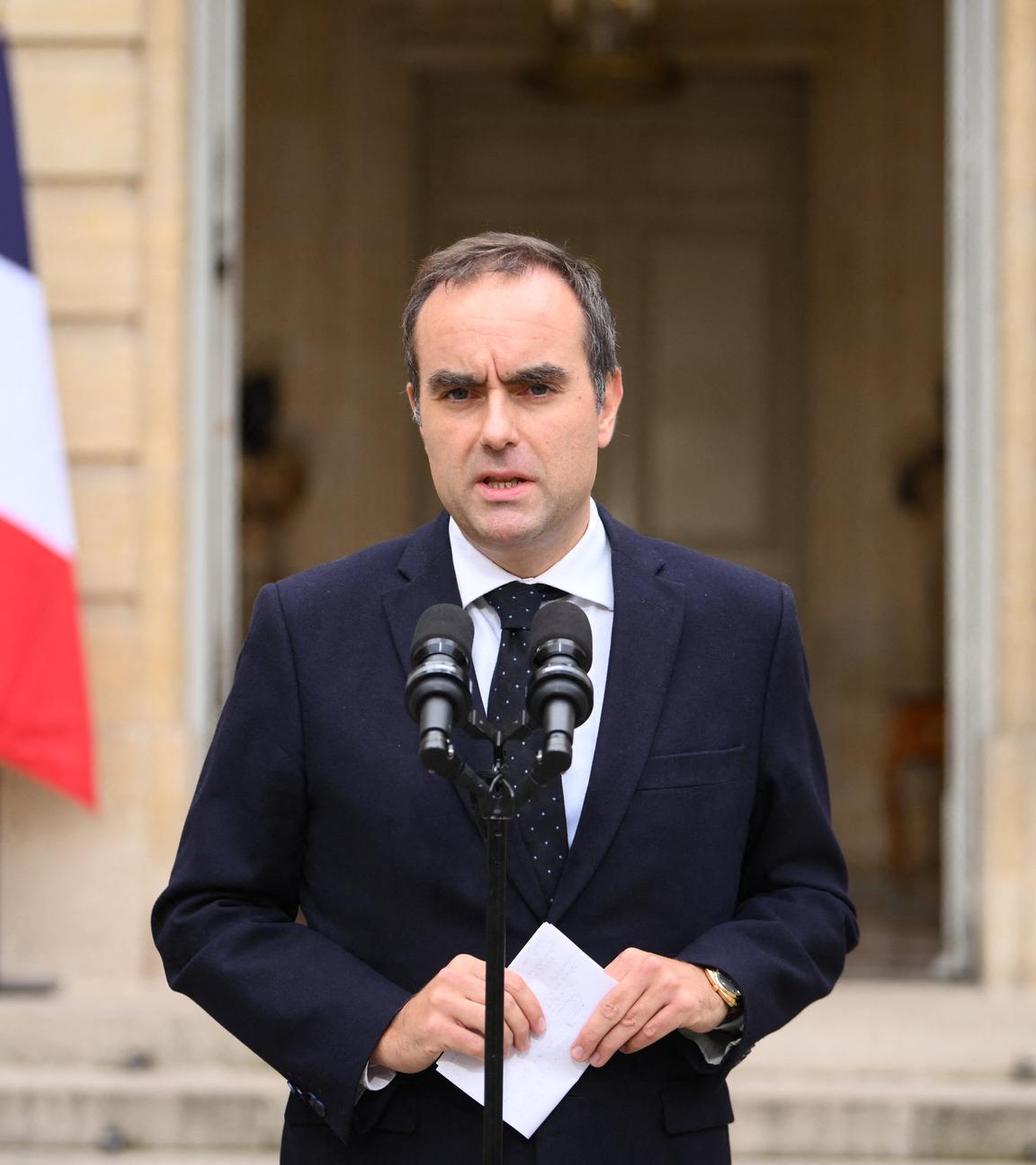 Der scheidende französische Premierminister Sebastien Lecornu während einer Erklärung, nachdem er heute Morgen im Innenhof des Hôtel Matignon in Paris, Frankreich, dem französischen Präsidenten den Rücktritt seiner Regierung vorgelegt hatte. Der französische Präsident Emmanuel Macron hat am 6. Oktober 2025 den Rücktritt von Premierminister Sebastien Lecornu angenommen.