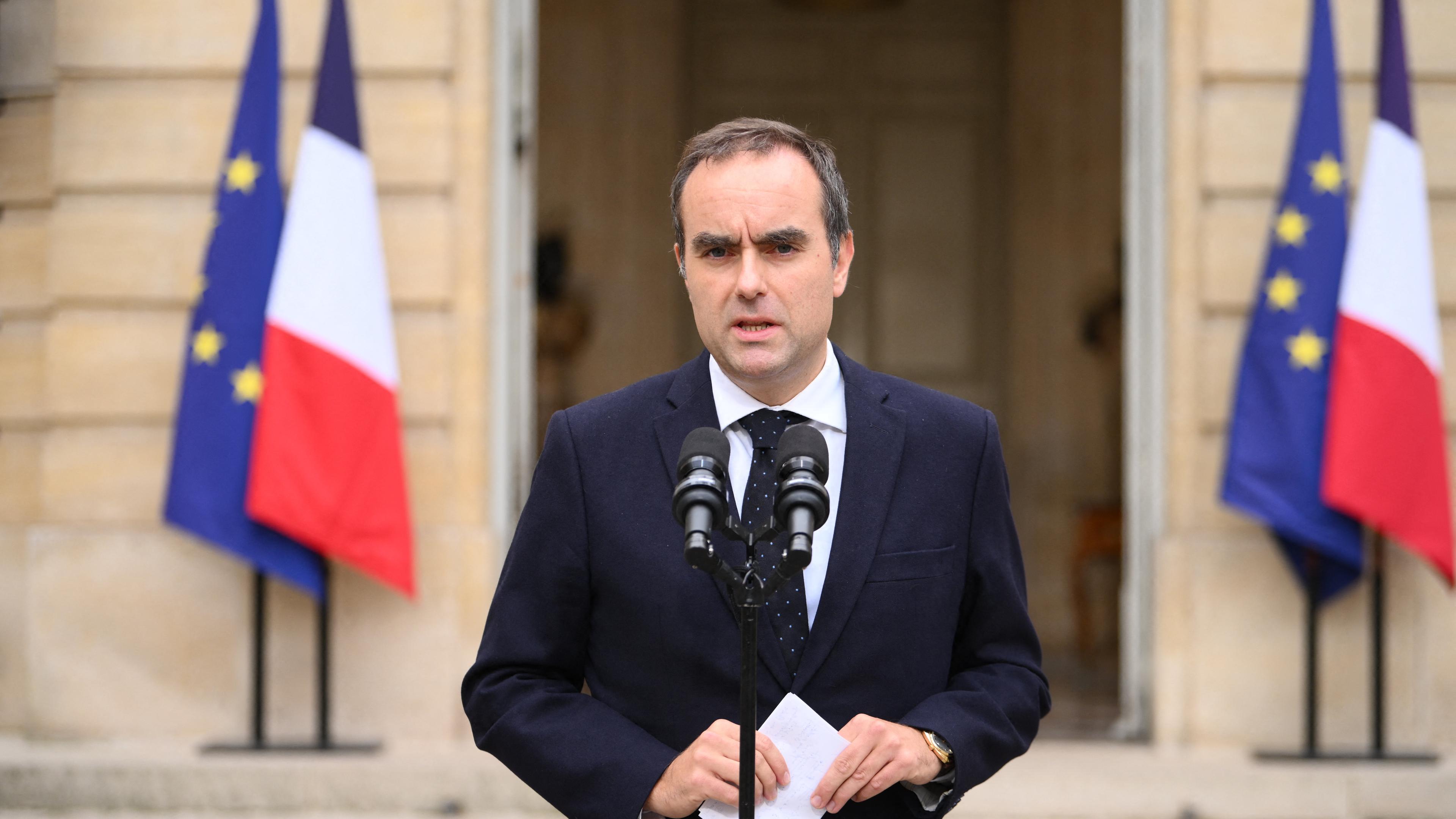 Der scheidende französische Premierminister Sebastien Lecornu während einer Erklärung, nachdem er heute Morgen im Innenhof des Hôtel Matignon in Paris, Frankreich, dem französischen Präsidenten den Rücktritt seiner Regierung vorgelegt hatte. Der französische Präsident Emmanuel Macron hat am 6. Oktober 2025 den Rücktritt von Premierminister Sebastien Lecornu angenommen.