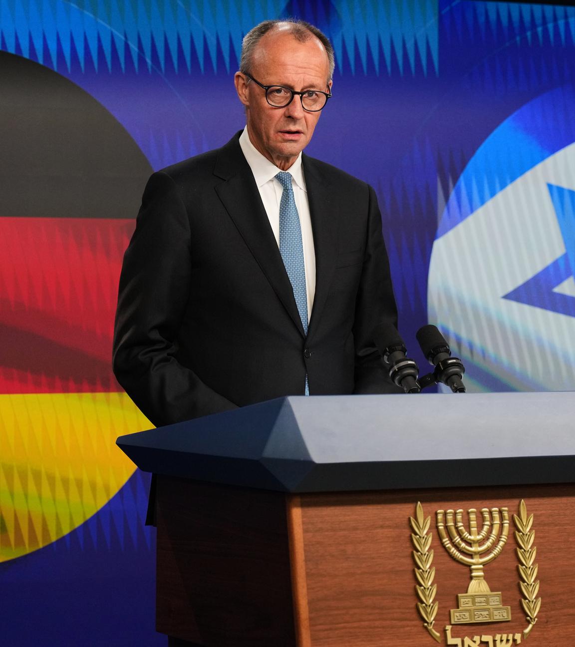Der israelische Ministerpräsident Benjamin Netanjahu (nicht im Bild) und der deutsche Bundeskanzler Friedrich Merz sprechen während einer gemeinsamen Pressekonferenz am Sonntag, dem 7. Dezember 2025, in Jerusalem, Israel, zu den Medien.