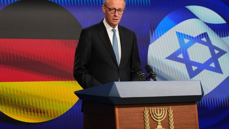 Der israelische Ministerpräsident Benjamin Netanjahu (nicht im Bild) und der deutsche Bundeskanzler Friedrich Merz sprechen während einer gemeinsamen Pressekonferenz am Sonntag, dem 7. Dezember 2025, in Jerusalem, Israel, zu den Medien.