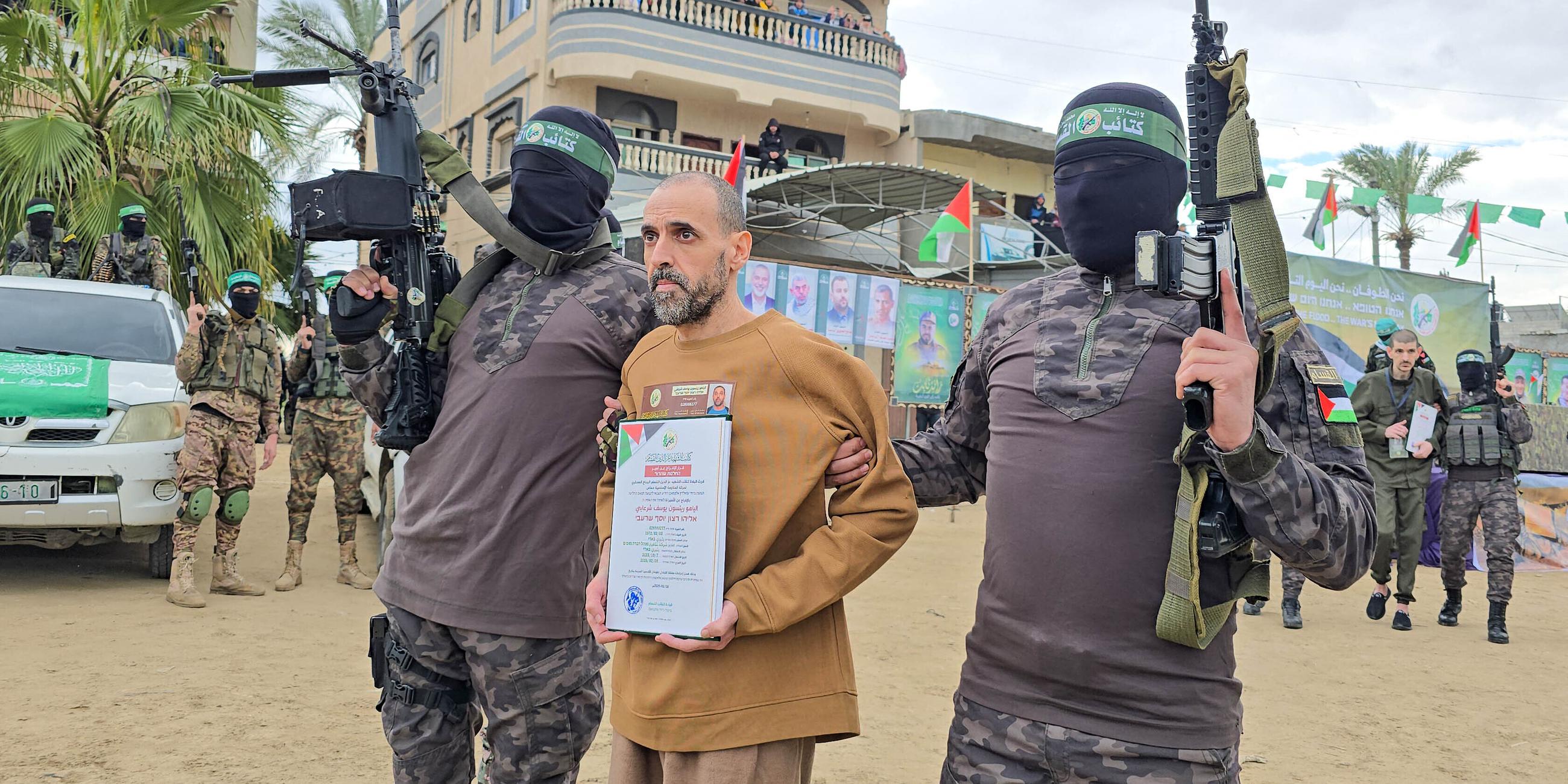 Al-Qassam-Brigaden übergeben israelische Geisel 