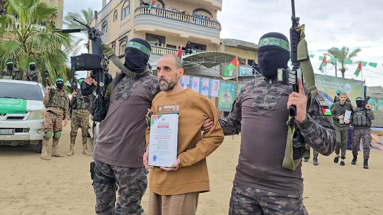 Al-Qassam-Brigaden übergeben israelische Geisel 