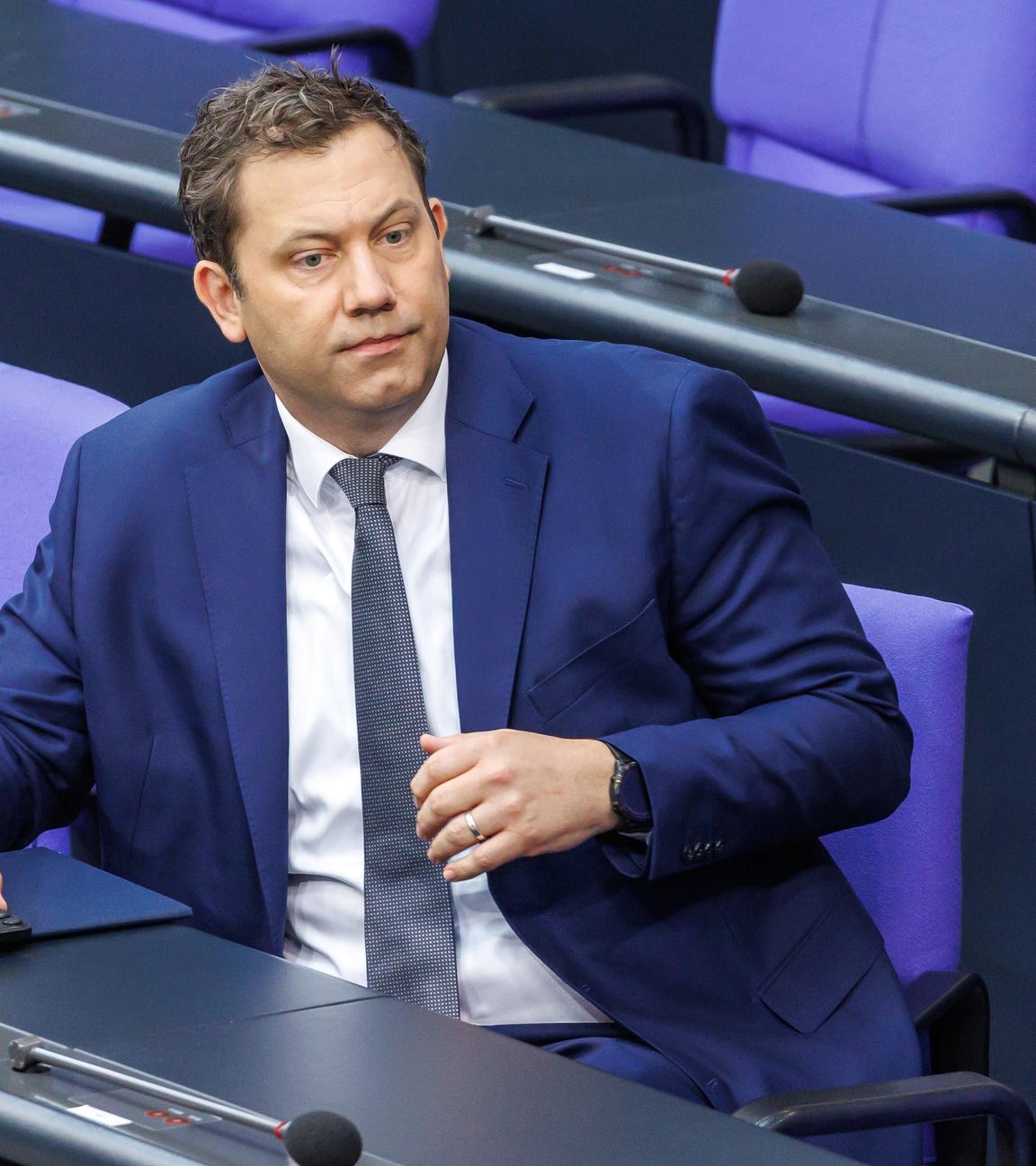 Plenarsitzung im Deutschen Bundestag am 8.07.2025 in Berlin. Bundesfinanzminister Lars Klingbeil (SPD) stellt den Entwurf der Bundesregierung fuer das Haushaltsgesetz 2025 vor.