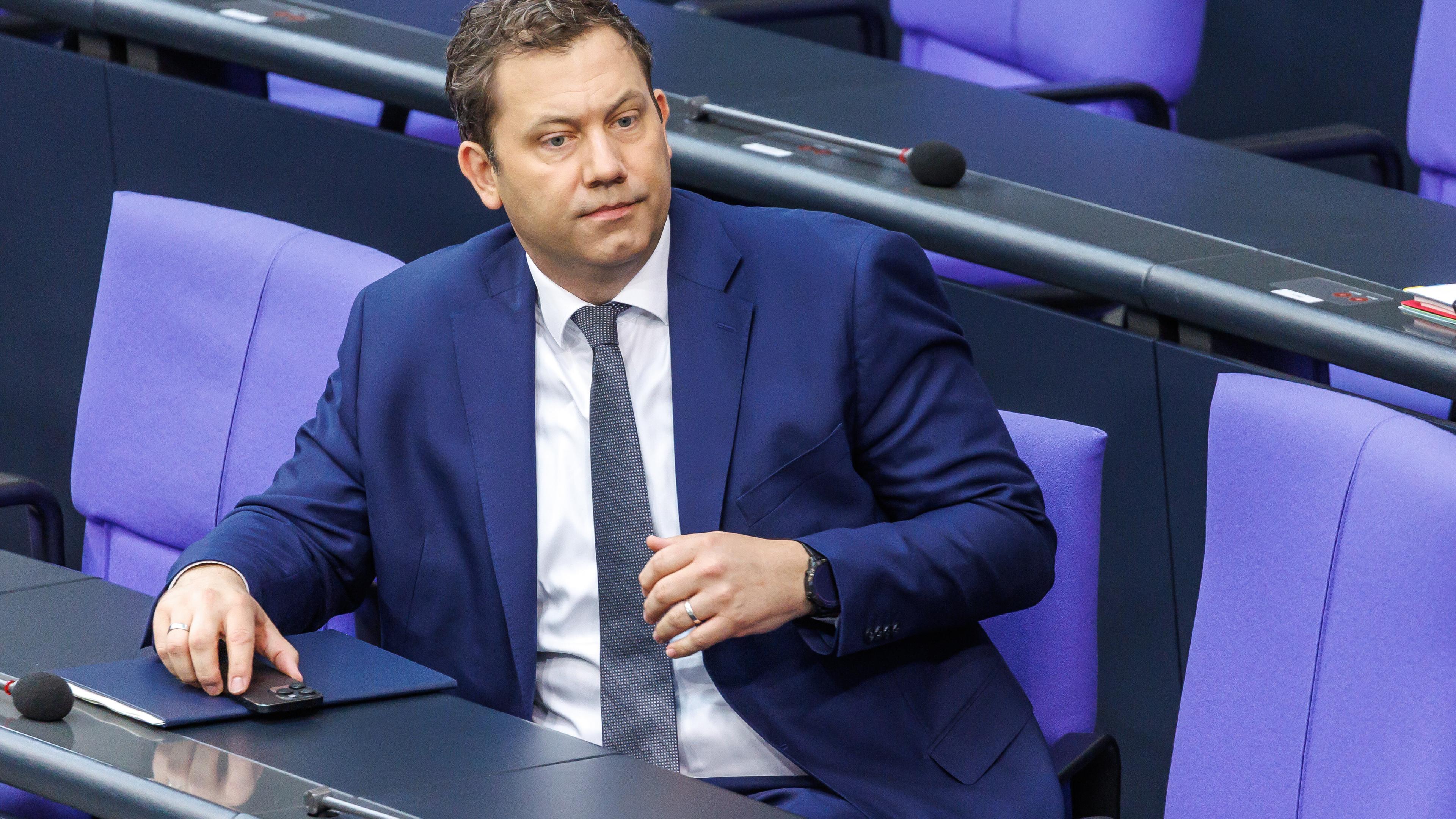 Plenarsitzung im Deutschen Bundestag am 8.07.2025 in Berlin. Bundesfinanzminister Lars Klingbeil (SPD) stellt den Entwurf der Bundesregierung fuer das Haushaltsgesetz 2025 vor.