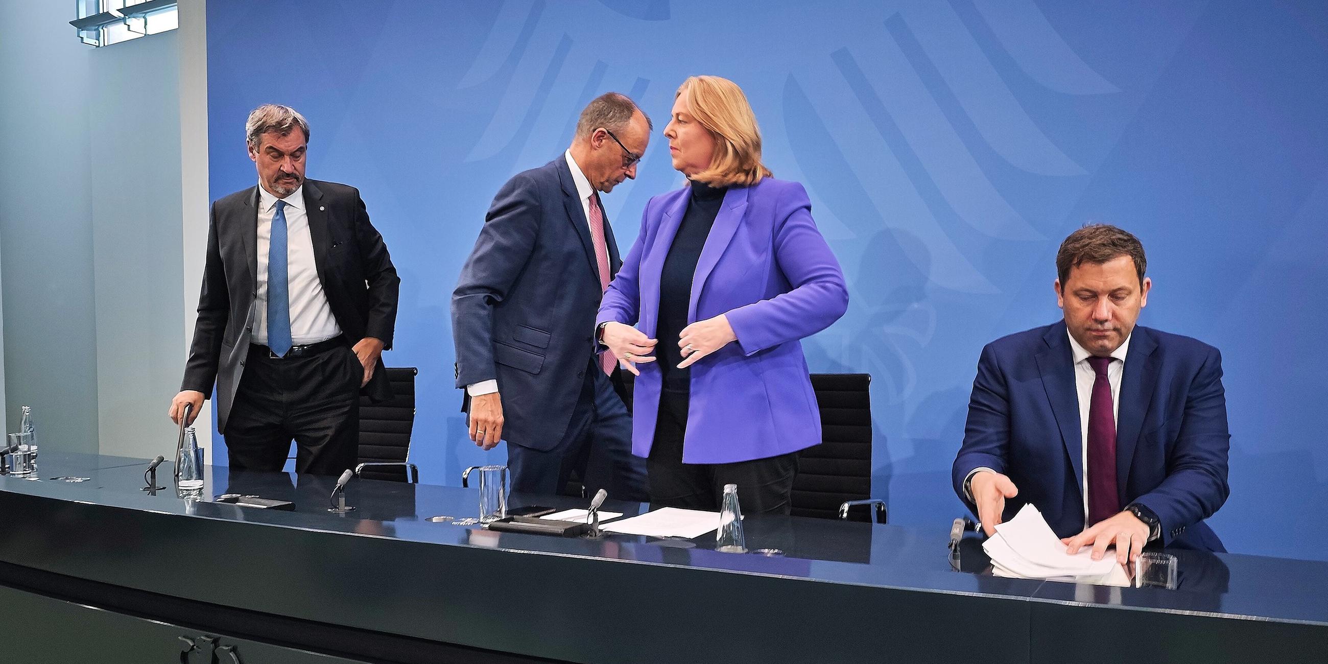  Pressekonferenz nach Koalitionsausschuss: L-R: CSU-Chef Markus Soeder, Bundeskanzler Friedrich Merz (CDU), Bundesministerin fuer Arbeit und Soziales Baerbel Bas (SPD), Bundesminister der Finanzen Lars Klingbeil (SPD)