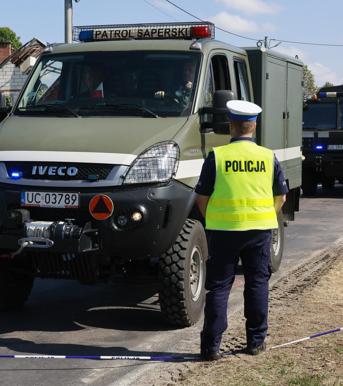Polizei-Beamter neben Truck in Polen bei Gemeinde Wyryki