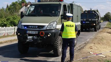 Polizei-Beamter neben Truck in Polen bei Gemeinde Wyryki