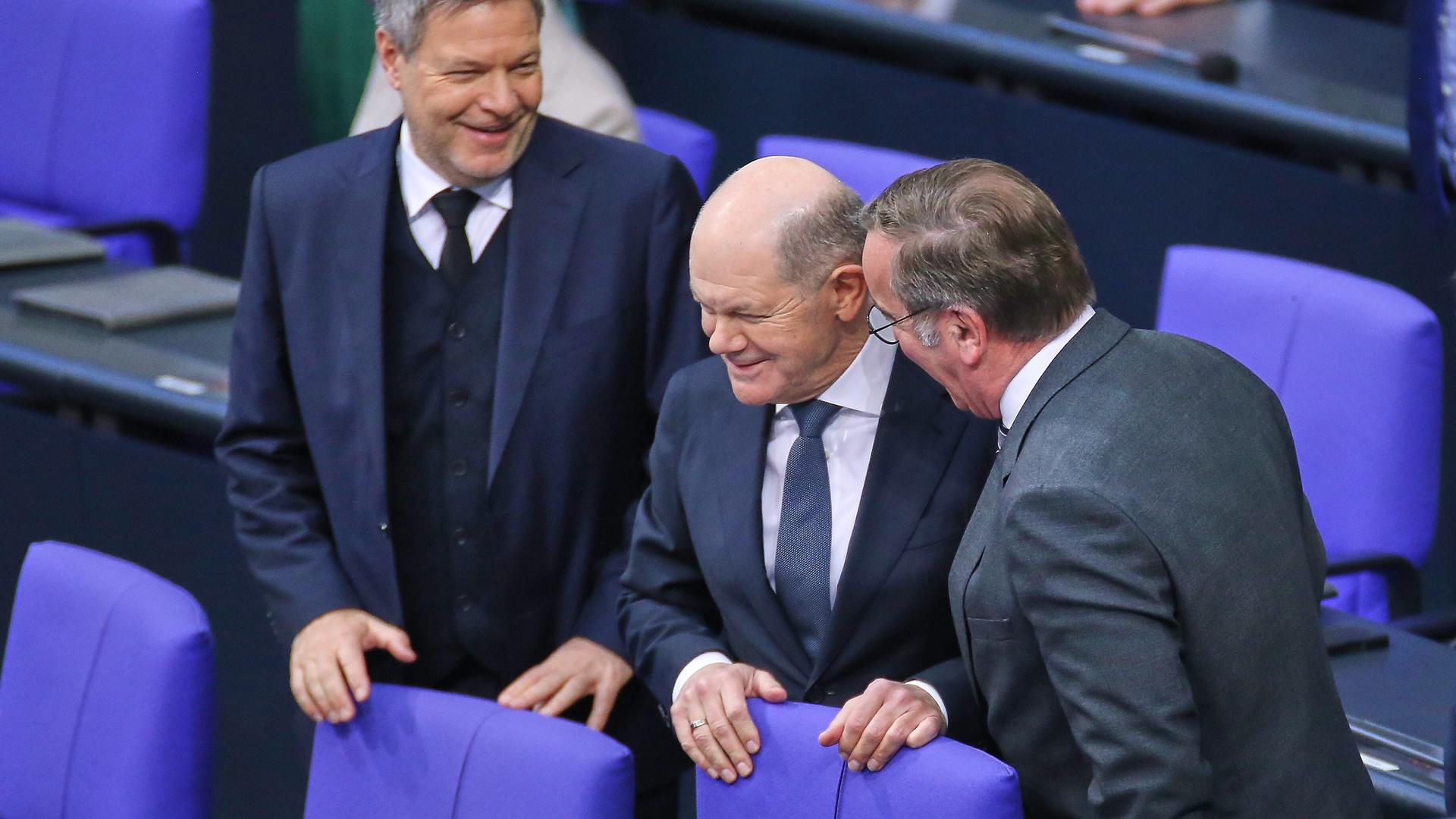 erlin, Deutschland, 11.02.2025: Deutscher Bundestag: 212. Bundestagssitzung: L-R: Bundesminister fuer Wirtschaft und Klimaschutz Robert Habeck (Buendnis90/Die Gruenen), Bundeskanzler Olaf Scholz (SPD), Bundesminister der Verteidigung Boris Pistorius (SPD)