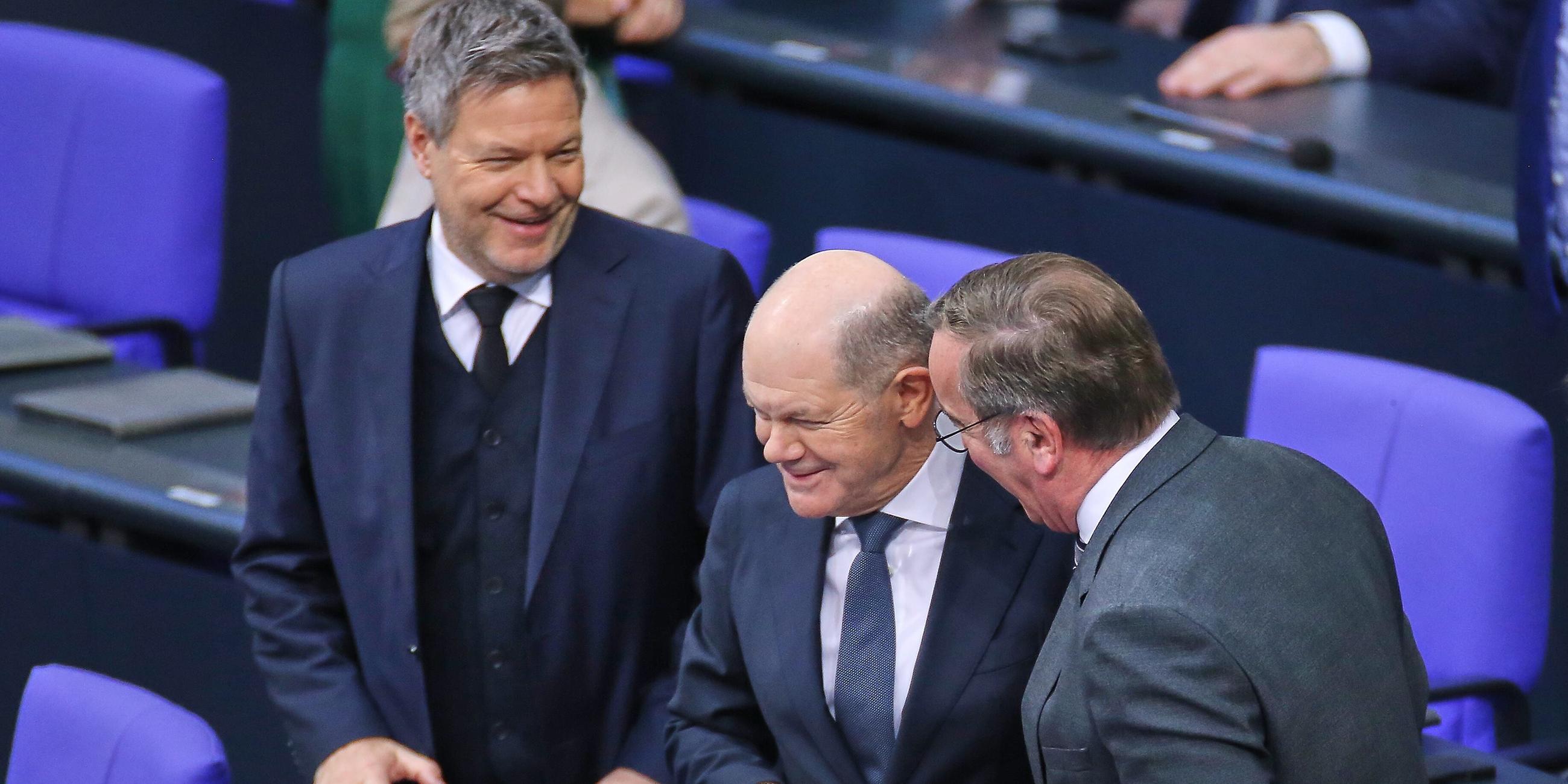 erlin, Deutschland, 11.02.2025: Deutscher Bundestag: 212. Bundestagssitzung: L-R: Bundesminister fuer Wirtschaft und Klimaschutz Robert Habeck (Buendnis90/Die Gruenen), Bundeskanzler Olaf Scholz (SPD), Bundesminister der Verteidigung Boris Pistorius (SPD)