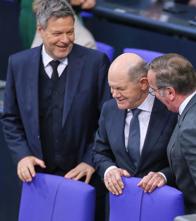 erlin, Deutschland, 11.02.2025: Deutscher Bundestag: 212. Bundestagssitzung: L-R: Bundesminister fuer Wirtschaft und Klimaschutz Robert Habeck (Buendnis90/Die Gruenen), Bundeskanzler Olaf Scholz (SPD), Bundesminister der Verteidigung Boris Pistorius (SPD)