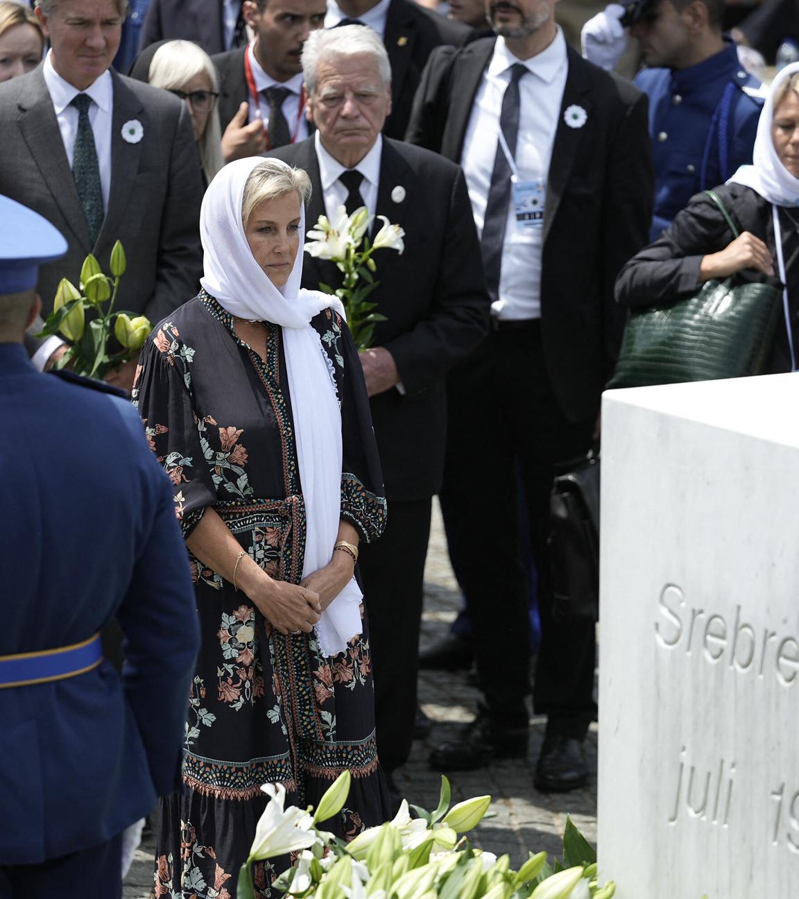 Trauernde auf dem Friedhof von Srebrenica am 30. Jahrestag des Genozids an der bosnischen Bevölkerung