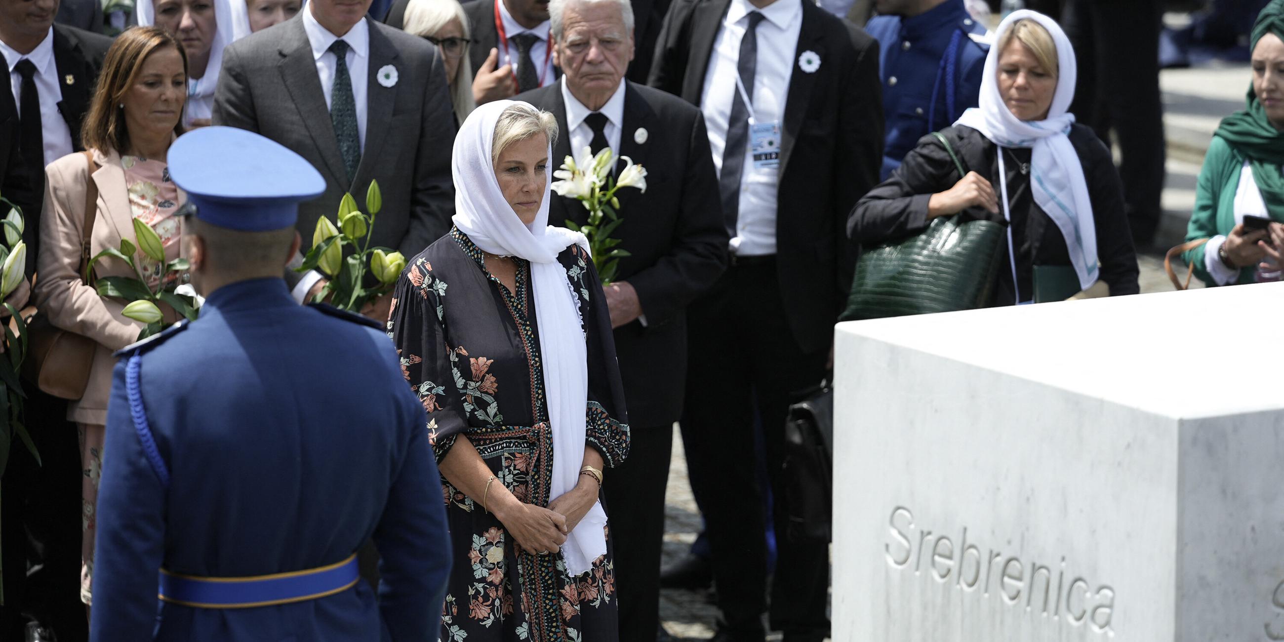 Trauernde auf dem Friedhof von Srebrenica am 30. Jahrestag des Genozids an der bosnischen Bevölkerung