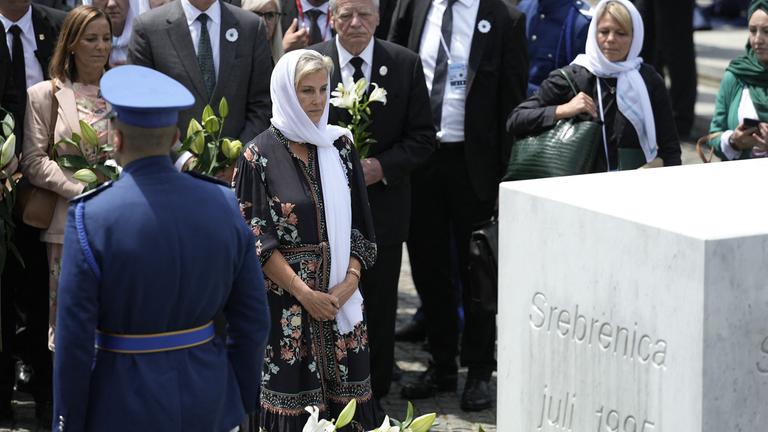 Trauernde auf dem Friedhof von Srebrenica am 30. Jahrestag des Genozids an der bosnischen Bevölkerung