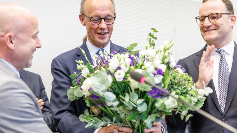 Alexander Hoffmann (CSU) ueberreicht Friedrich Merz (CDU) zu seinem 70. Geburtstag vor einer Fraktionssitzung, einen Blumenstrauss im Namen der Fraktion am 11.11.2025 in Berlin.