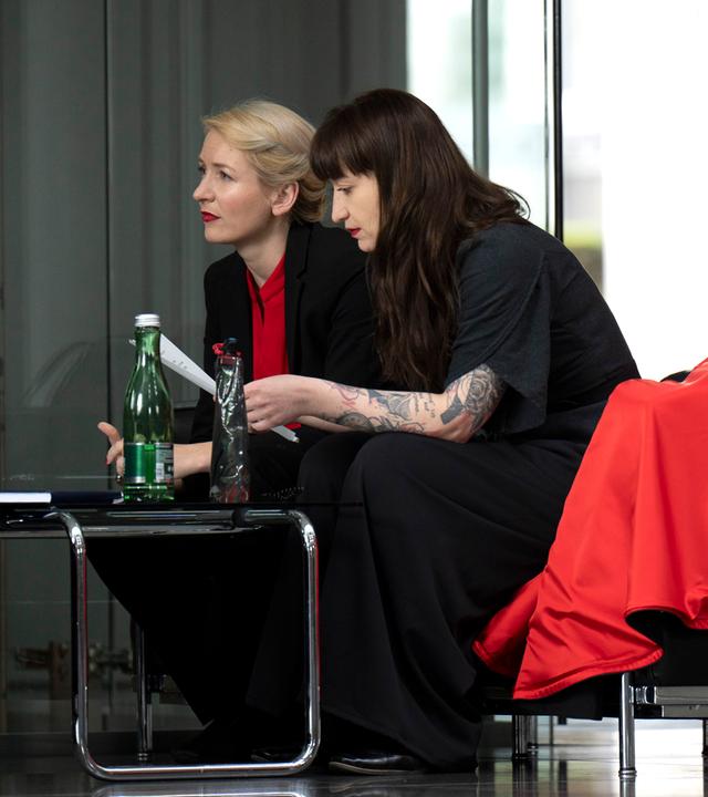 Ines Schwerdtner und Heidi Reichinnek bei einem Pressestatement der Partei Die Linke im Reichstagsgebaeude