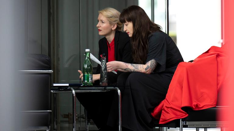 Ines Schwerdtner und Heidi Reichinnek bei einem Pressestatement der Partei Die Linke im Reichstagsgebaeude