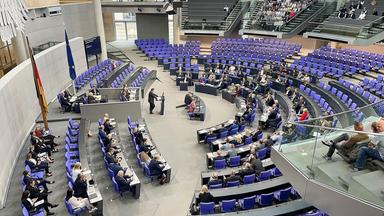 22. Bundestagssitzung: Blick ins Plenum zu Beginn der Sitzung, Bundesminister der Finanzen Lars Klingbeil (SPD) steht am Rednerpult