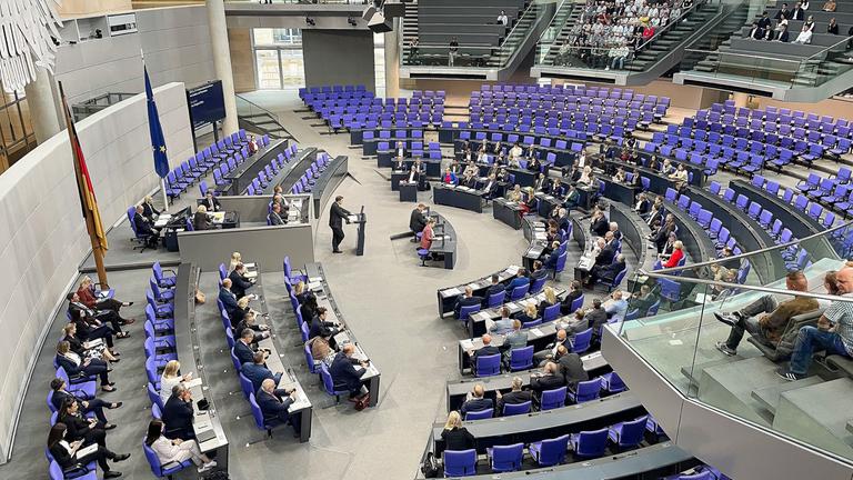 22. Bundestagssitzung: Blick ins Plenum zu Beginn der Sitzung, Bundesminister der Finanzen Lars Klingbeil (SPD) steht am Rednerpult