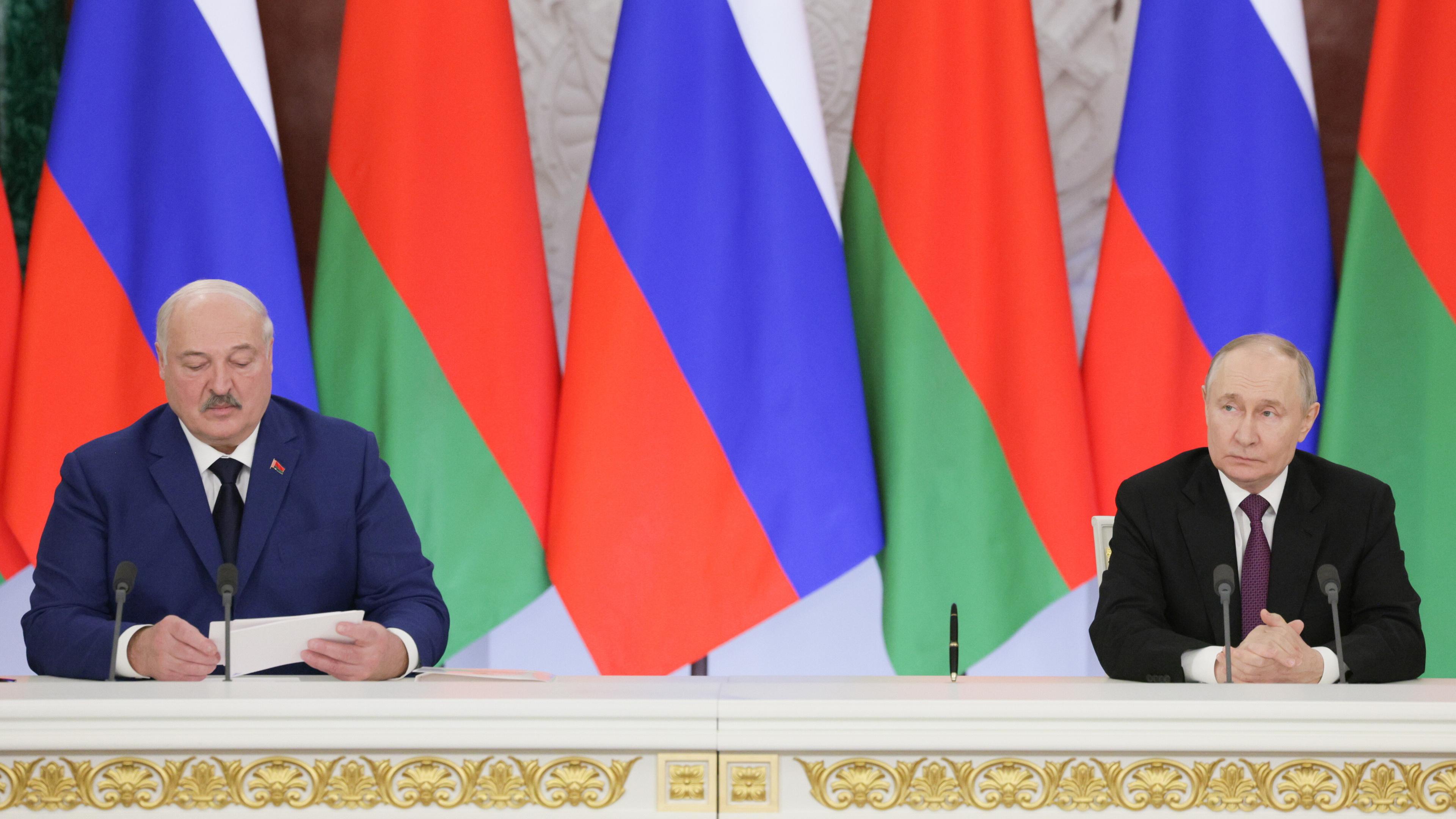 WLADIMIR PUTIN empfängt ALEXANDER LUKASCHENKO im Kreml