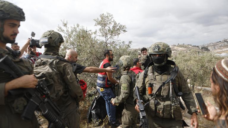 Israelische Streitkräfte ergreifen umfangreiche Sicherheitsmaßnahmen, als jüdische Siedler unter israelischem Militärschutz palästinensische und internationale Aktivisten angreifen, die im Dorf Soba südlich von Hebron Oliven ernten. Die Gruppe, darunter Muayyad Shaaban, Vorsitzender der Kommission für Widerstand gegen die Mauer und die Siedlungen, wurde von Soldaten gewaltsam aus dem Gebiet entfernt und daran gehindert, die Olivenernte fortzusetzen.