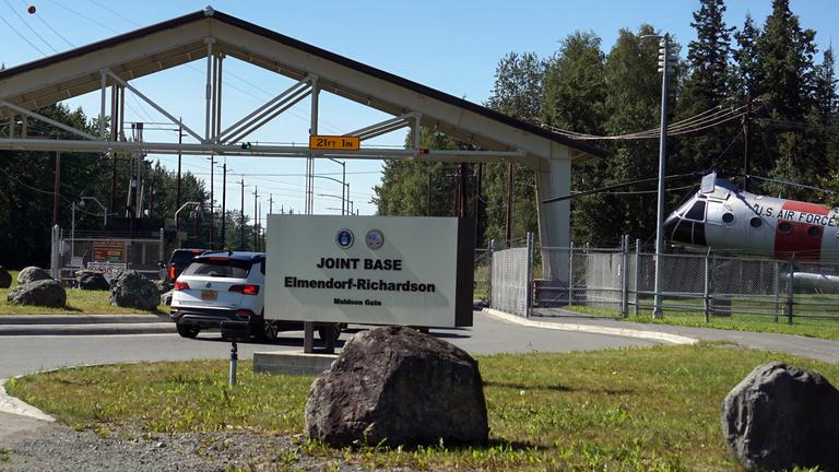 Das Eingangstor zur Joint Base Elmendorf-Richardson in Anchorage, Alaska. Die Militärbasis wird am Freitag, dem 15. August 2025, Schauplatz eines Treffens zwischen US-Präsident Donald Trump und dem russischen Präsidenten Wladimir Putin sein.