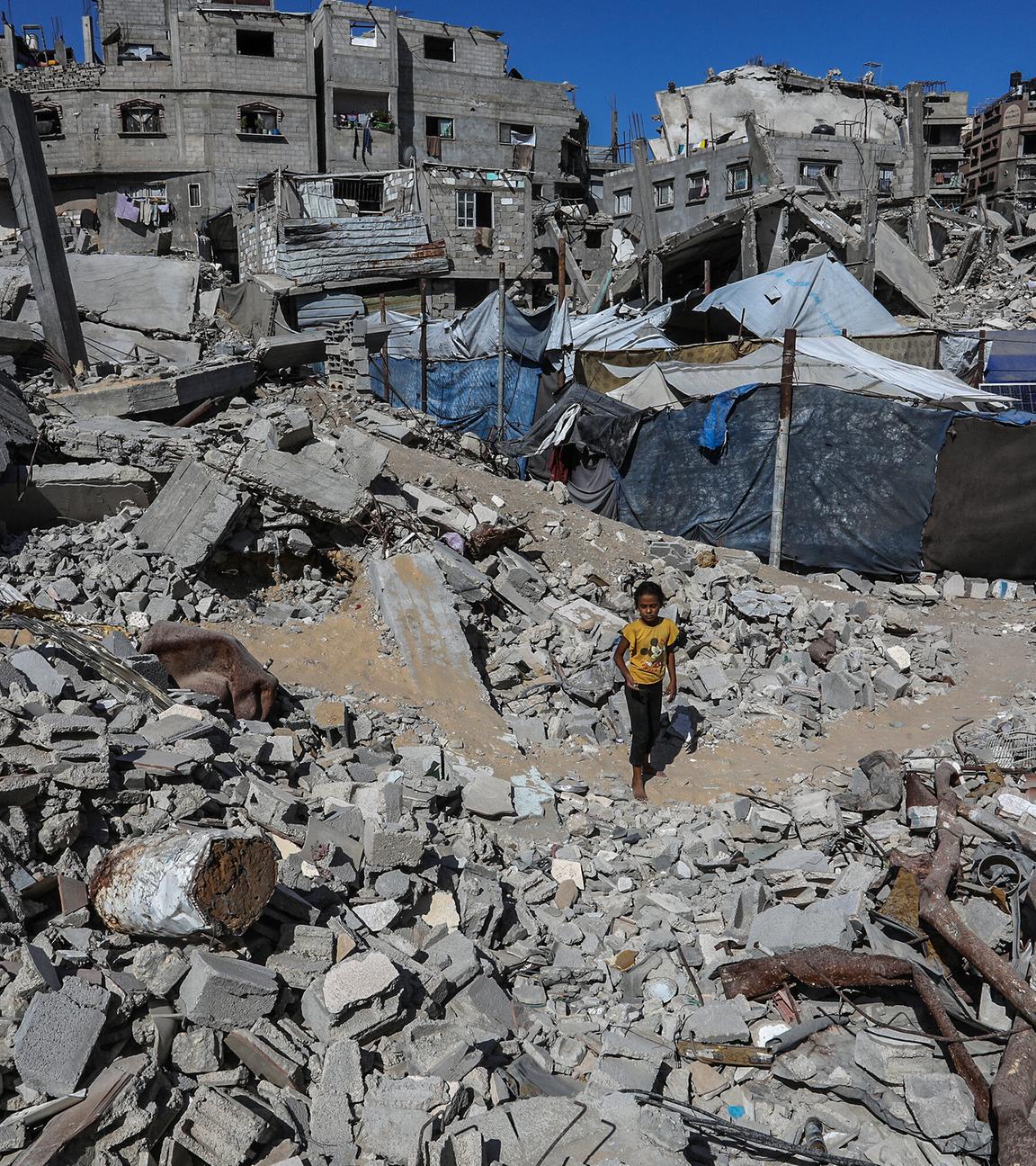  Zerstörte Gebäude und Trümmer sind zu sehen, als vertriebene Palästinenser nach dem Rückzug der israelischen Streitkräfte am 14. Oktober 2025 in die Region Akkad in Khan Yunis im Gazastreifen zurückkehren. Nach Inkrafttreten des Waffenstillstands entdecken Zivilisten weitreichende Zerstörungen, ganze Wohnblocks und Hochhäuser sind zu Ruinen geworden.