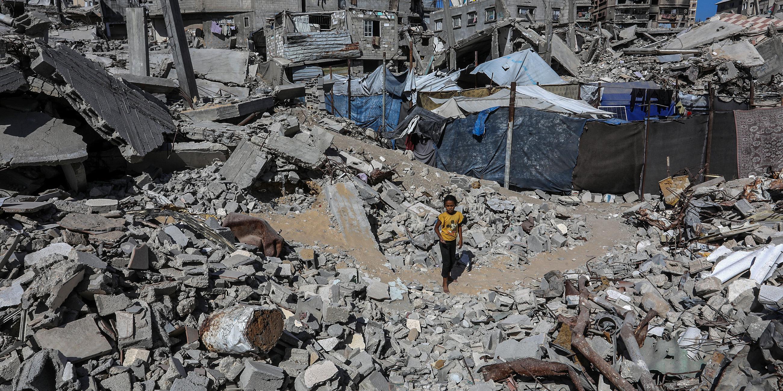  Zerstörte Gebäude und Trümmer sind zu sehen, als vertriebene Palästinenser nach dem Rückzug der israelischen Streitkräfte am 14. Oktober 2025 in die Region Akkad in Khan Yunis im Gazastreifen zurückkehren. Nach Inkrafttreten des Waffenstillstands entdecken Zivilisten weitreichende Zerstörungen, ganze Wohnblocks und Hochhäuser sind zu Ruinen geworden.